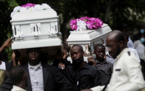Người dân Haiti đau buồn chôn cất thân nhân sau trận động đất kinh hoàng