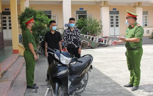 Hà Nam: Hai nam thanh niên trùm áo chống nắng, bịt kín mặt táo tợn cướp điện thoại giữa ban ngày