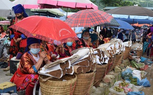 Điện Biên: Mặc dịch Covid, chợ phiên tại thị trấn Tủa Chùa vẫn nhộn nhịp đông vui