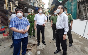 Thị sát điểm nóng Covid-19, Chủ tịch Hà Nội yêu cầu tuyệt đối "không để người dân nhà này sang nhà kia"