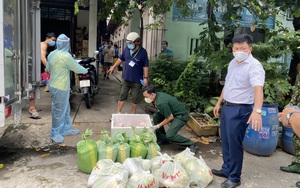 Bình Dương: Chủ tịch TP.Thuận An cùng bộ đội đi tận nhà phát thực phẩm cho người dân khu vực bị “khóa chặt”