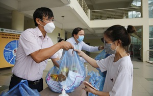 Báo NTNN/Điện tử Dân Việt trao tặng hàng nghìn suất quà tới sinh viên và người lao động mắc kẹt tại Hà Nội