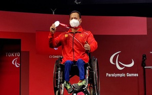 Bộ trưởng Bộ VHTTDL Nguyễn Văn Hùng chúc mừng Lê Văn Công giành HCB Paralympic Tokyo