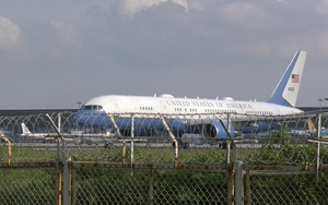 Clip: Cận cảnh chuyên cơ Không lực 2 đưa Phó Tổng thống Mỹ Kamala Harris rời sân bay Nội Bài