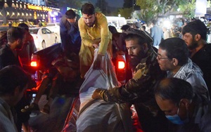 Chạy trốn khỏi Afghanistan giữa tiếng bom nổ: 'Chưa bao giờ sợ hãi đến vậy!'