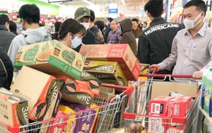 TT-Huế: Khá đông người dân đi mua lương thực, thực phẩm, tỉnh kêu gọi không tích trữ hàng hóa