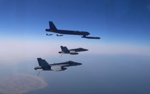 Tình báo Nga tiết lộ 4 máy bay ném bom Mỹ tới Afghanistan trút đòn trả thù lên IS