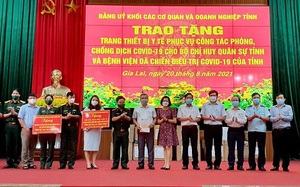 Đảng ủy PC Gia Lai trao tặng 150 bộ đồ bảo hộ cấp 3 cho Bệnh viện dã chiến tỉnh
