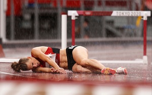 Ép VĐV nữ chạy 400 vượt rào trong mưa, BTC Olympic 2020 bị... ném đá