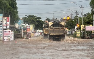 Đắk Lắk: Đường biến thành sông, nhiều phương tiện chết máy sau cơn mưa