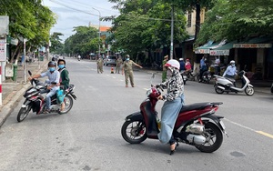 Quảng Ngãi: Lần đầu tiên lập chốt trong nội thành hạn chế người ra đường