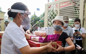Thêm 400 suất quà đến người dân gặp khó khăn ở Hà Nội
