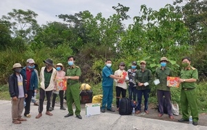 Đà Nẵng: Đưa 16 người Hrê mắc kẹt giữa rừng về quê