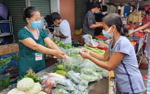TP.HCM: Chợ mở lại, bán rau xanh, thịt heo dạng combo, đóng túi sẵn