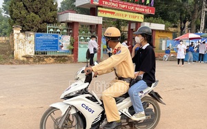 Thí sinh thi tốt nghiệp THPT quên giấy tờ, chiến sĩ công an đưa về nhà lấy trước giờ phát đề