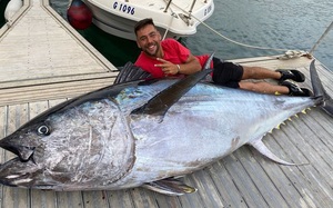 Ba cần thủ sốc nặng khi câu được &quot;quái ngư&quot; cá ngừ vây xanh siêu to khổng lồ nặng 328kg