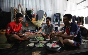 Hà Nội: Cuộc sống của nhiều công nhân xây dựng trong gian nhà 40m2 những ngày giãn cách
