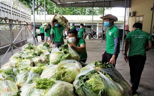 Doanh nghiệp bất động sản ở Bình Dương tặng xe cứu thương cùng vật tư y tế hỗ trợ chống dịch Covid-19