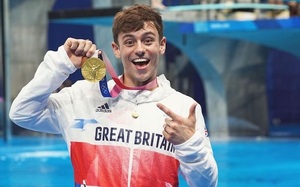 &quot;Nam thần&quot; nhảy cầu Tom Daley khoe 1 thùng bao cao su tại Olympic 2020