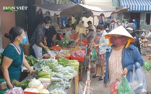 Video: Tiểu thương chợ Bình Thới lập gian hàng lưu động, bày bán nông sản ngay ngoài sân cho thoáng đãng