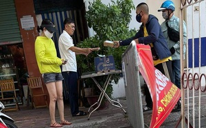 Hà Nội: Chủ tịch phường xử phạt Bí thư phường vì ra chốt kiểm soát nhận đồ không đeo khẩu trang