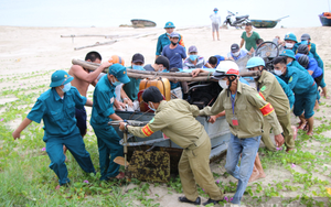 Đà Nẵng: Dân phòng giúp ngư dân "chạy" bão số 5
