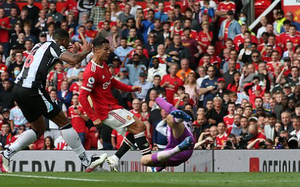 Vòng 4 Premier League: Ronaldo lập cú đúp, M.U lên đỉnh bảng