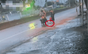 Clip nóng: Xúc động hình ảnh người đàn ông đi xe máy tháo dép tặng ông chú đang đi bộ chân trần