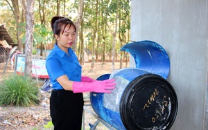 Tây Ninh: Nữ cán bộ đoàn xinh đẹp bày "tuyệt chiêu"lạ xử lý rác thải hữu cơ bằng... ruồi lính đen 