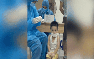 Clip: “Chiến binh tí hon” ngồi im, cố gắng chịu đựng nỗi đau để nhân viên y tế lấy mẫu xét nghiệm