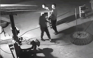 Video: Lốp xe phát nổ kinh hoàng, "đánh gục" nam thanh niên xuống đất