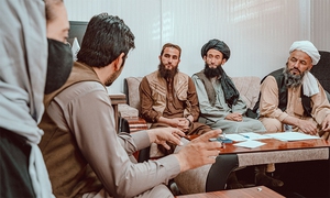 Kinh hoàng Taliban khôi phục hình phạt ném đá, chặt tay