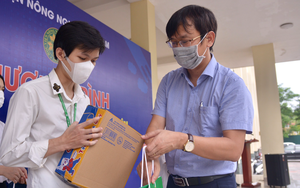 400 suất quà của bạn đọc Báo NTNN/Điện tử Dân Việt đến tay sinh viên, lao động nghèo Hà Nội