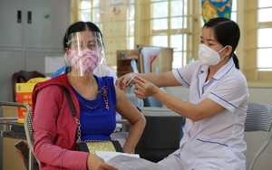 Hà Nội: Chủ tịch phường nói gì khi yêu cầu dân viết cam kết, nêu lý do không tiêm vaccine phòng Covid-19?