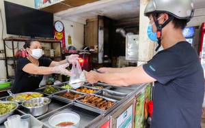 Hà Nội: Cảnh thưa thớt khách ở các hàng quán bán mang về trong ngày đầu mở cửa trở lại