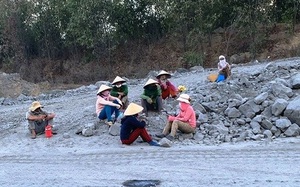 TT-Huế: Người dân vào mỏ đá ngăn cản thi công do việc nổ mìn gây bụi 
