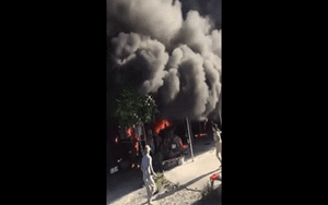 Clip: Người phụ nữ liều mình vào đám cháy lớn cứu tài sản