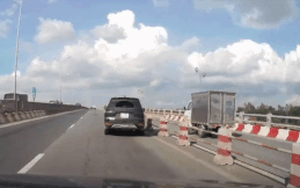 Clip nóng: Tài xế ô tô con tông thẳng vào dải phân cách khiến xe tải lật nghiêng trên cầu Thanh Trì