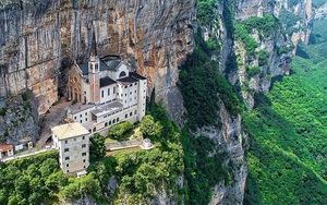 Ý: Khách du lịch choáng với nhà thờ nằm lơ lửng giữa vách núi cao gần 800m