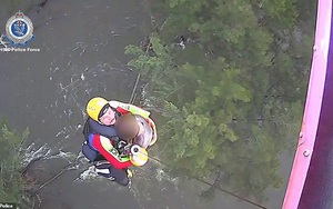 Australia: Thót tim cảnh trực thăng giải cứu cô gái chèo thuyền bị rơi xuống sông đang chảy xiết