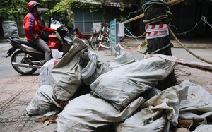Hà Nội: Nhiều chốt kiểm soát tại vùng xanh thành nơi tập kết rác, không có người trông coi