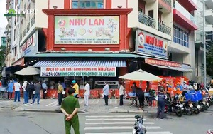 Video: Rồng rắn xếp hàng “mua hộ” bánh trung thu ở TP.HCM 