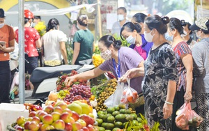 Chợ dân sinh ở Hà Nội đông đúc ngày đầu nới lỏng giãn cách