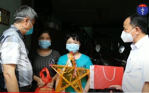 Thứ trưởng Nguyễn Trường Sơn tặng đèn ông sao cho các em nhỏ TP. HCM nhân dịp Tết Trung thu