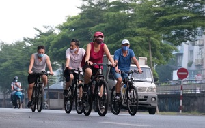 Hà Nội: Đường phố thành "trường đua xe đạp" sau lệnh nới lỏng giãn cách