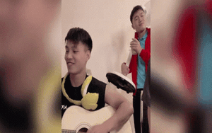 Clip: Bộ 3 tuyển thủ ĐT Việt Nam đàn hát đón Trung thu cực "lầy lội" đốn tim các fan