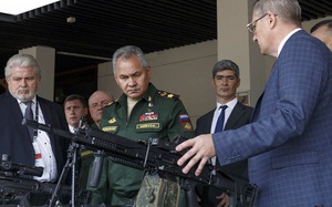 Ngỡ ngàng súng Kalashnikov có hẳn "bộ não riêng" lần đầu ra mắt Đại tướng Sergei Shoigu