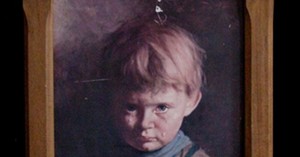 Vì sao bức tranh "Cậu bé khóc" khiến tất cả mọi vật bị thiêu rụi?