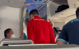 Clip: HLV Park Hang-seo nhường ghế thương gia cho các cầu thủ trên chuyến bay về Việt Nam