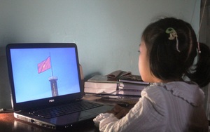 Đắk Lắk: Học sinh khai giảng qua máy tính, điện thoại và... cả loa phát thanh